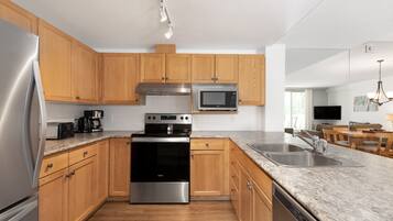 Condo, 3 Bedroom (Unit 502) | Private kitchen | Fridge, microwave, oven, stovetop