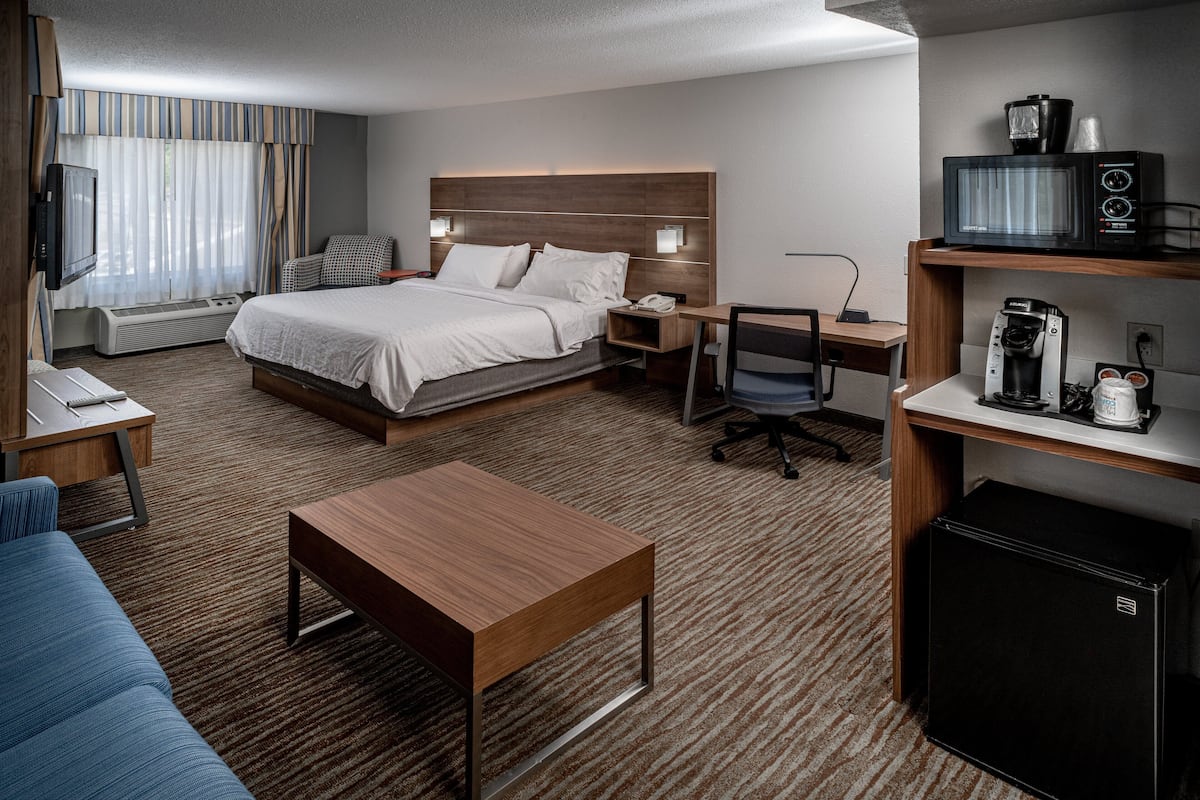 Desk, blackout drapes, iron/ironing board, free WiFi