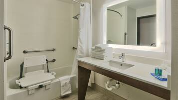 Douche, sĂšche-cheveux, serviettes fournies