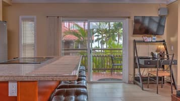 Deluxe Penthouse, Kitchen, Garden View | Garden view