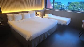 Habitación triple Deluxe | Ropa de cama de alta calidad y caja de seguridad en la habitación