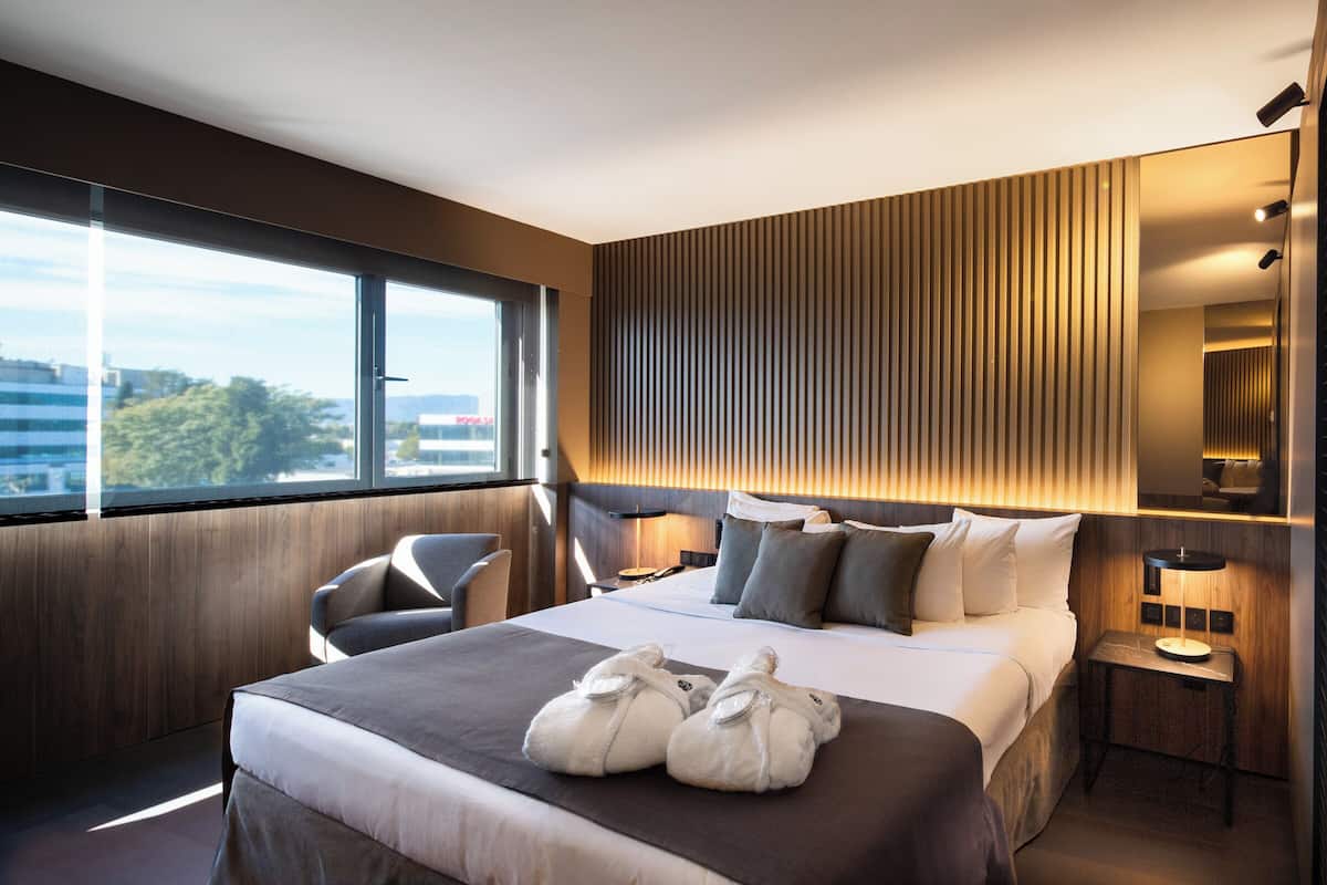 Deluxe Room | Premium bedding, in-room safe, desk, blackout curtains