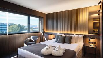 Habitación Deluxe | Ropa de cama de alta calidad y caja de seguridad en la habitación