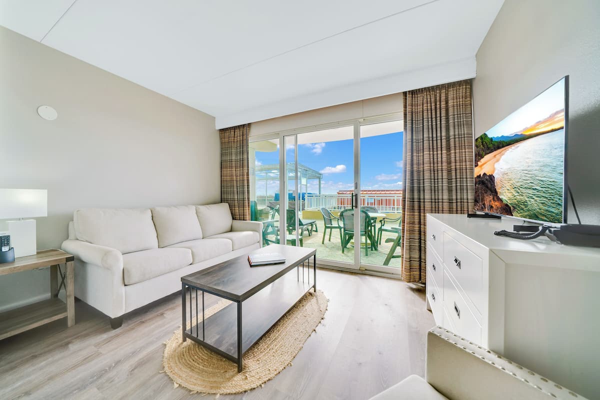 Habitación, 1 cama King size, patio | Caja de seguridad en la habitación, cunas gratuitas y ropa de cama