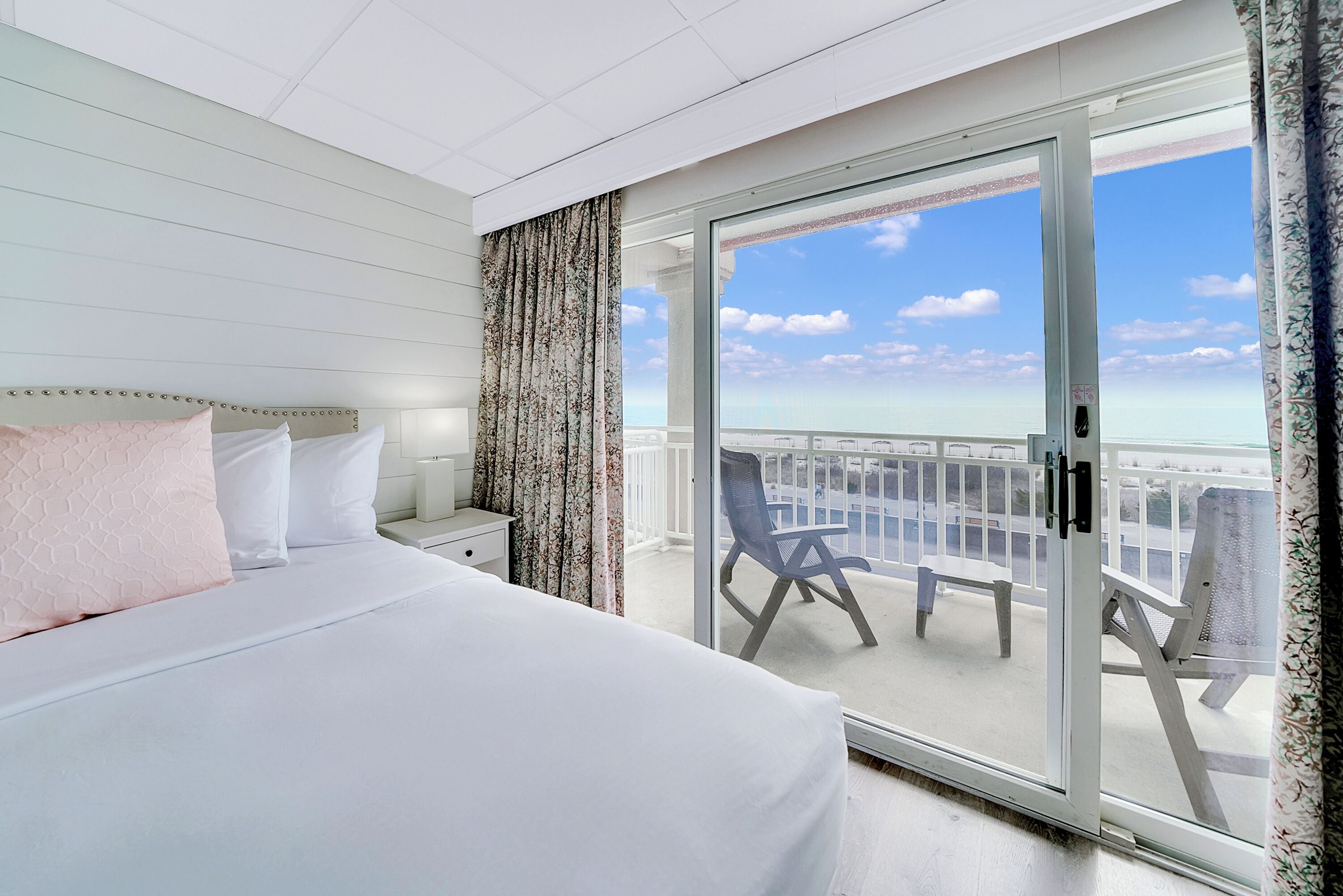 客房, 1 张特大床, 海洋景观 | 客房内保险箱、免费婴儿床、床单