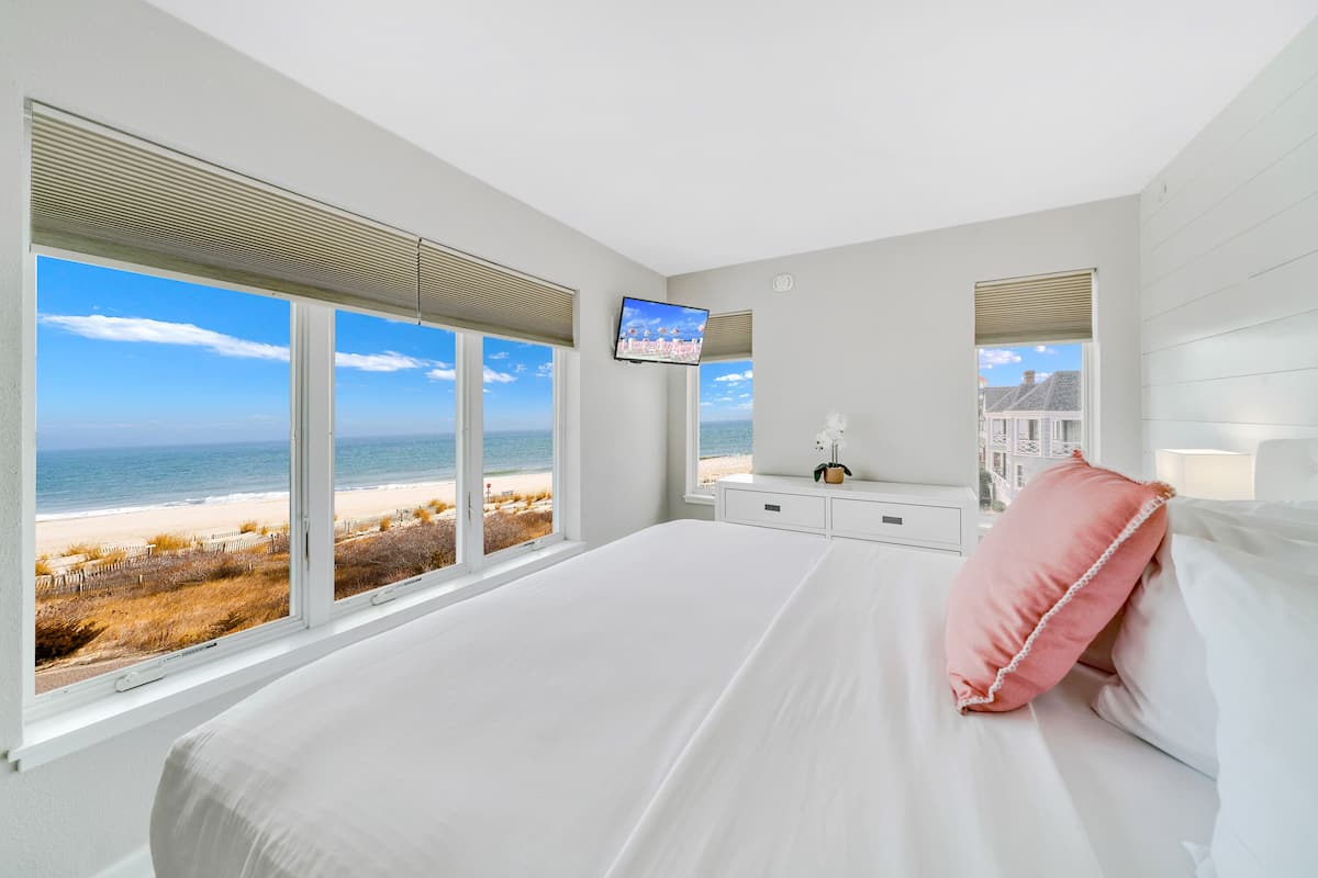 Suite exclusiva, 1 cama King size, vista al océano | Caja de seguridad en la habitación, cunas gratuitas y ropa de cama