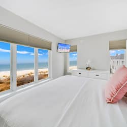 Meridian | In-room safe, free cribs/infant beds, bed sheets