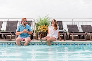 Seasonal outdoor pool - Montreal Beach Resort (Cape May)