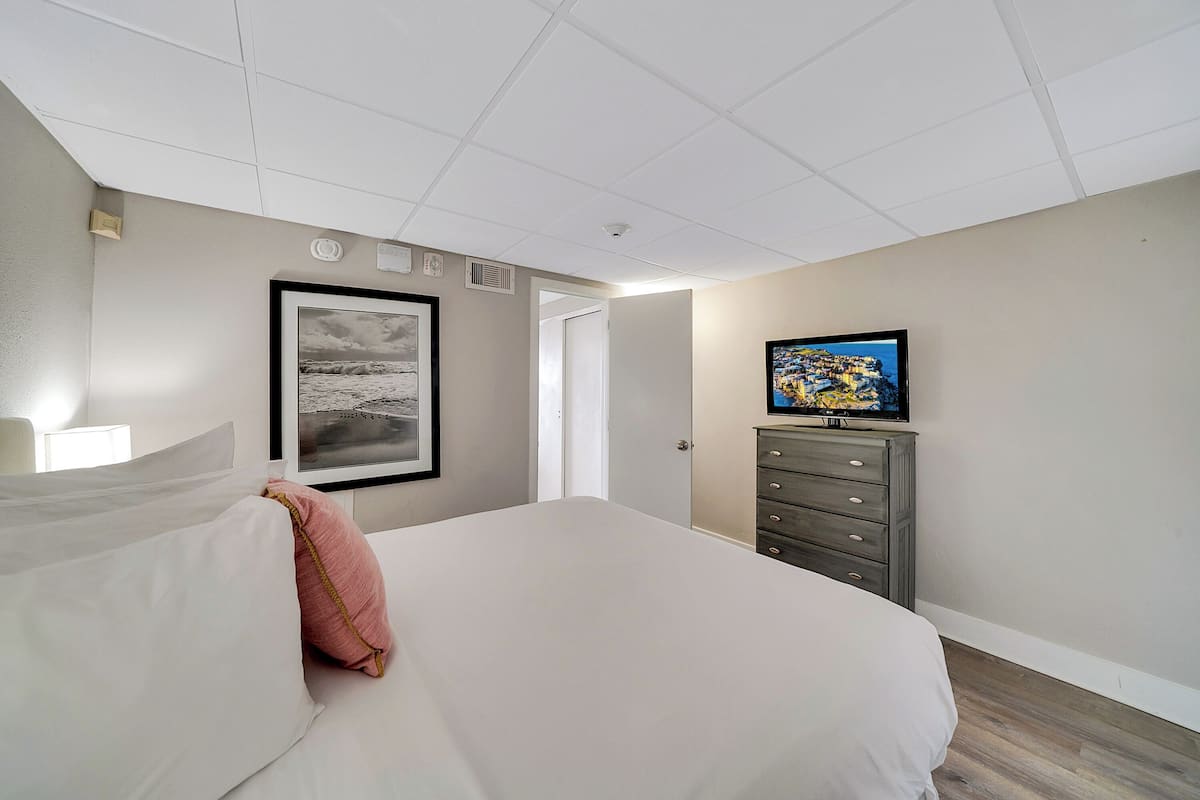 Suite, 1 cama Queen size, cocineta | Caja de seguridad en la habitación, cunas gratuitas y ropa de cama