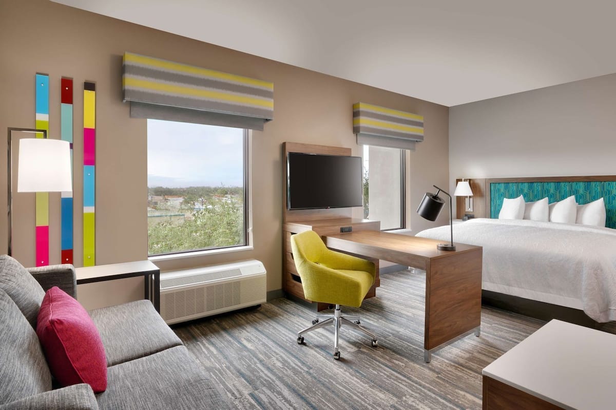 Ropa de cama de alta calidad y caja de seguridad en la habitación