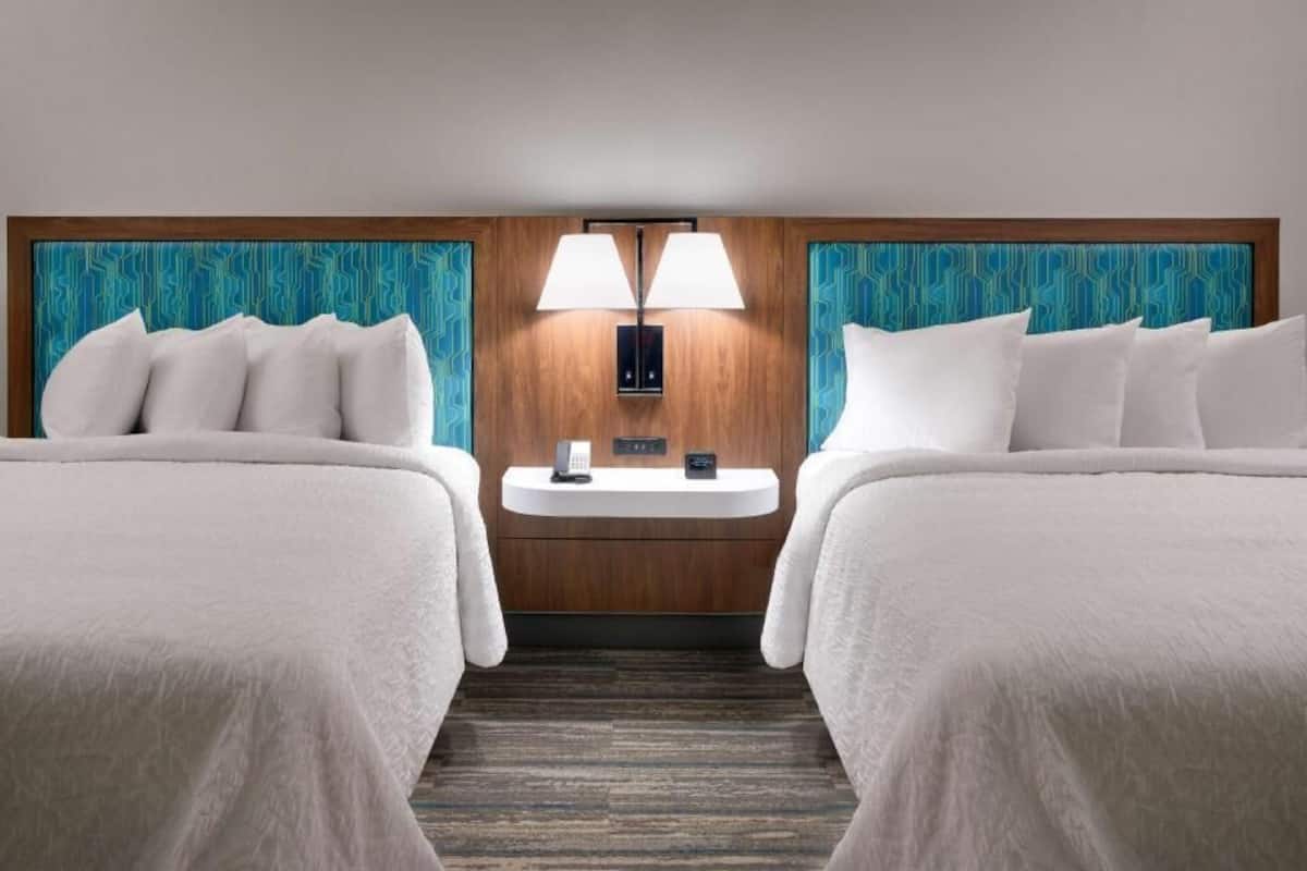 Ropa de cama de alta calidad y caja de seguridad en la habitación