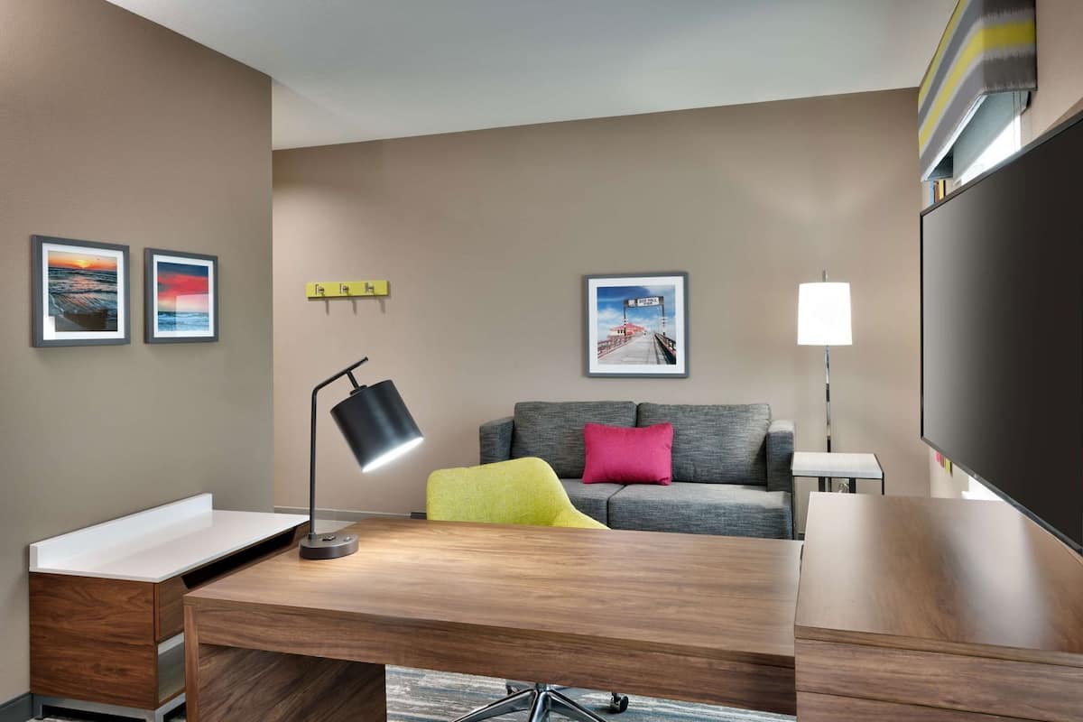 Ćrea de sala de estar | Televisión LCD de 42 pulgadas con canales por cable y televisión