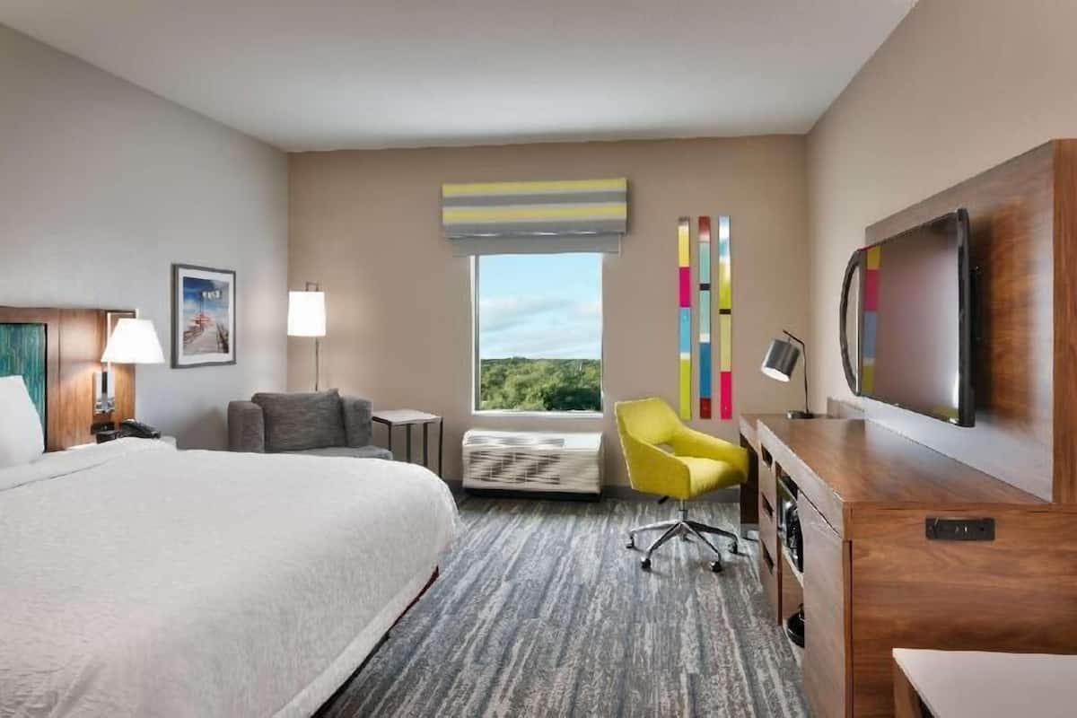 Premium bedding, in-room safe, blackout drapes, soundproofing