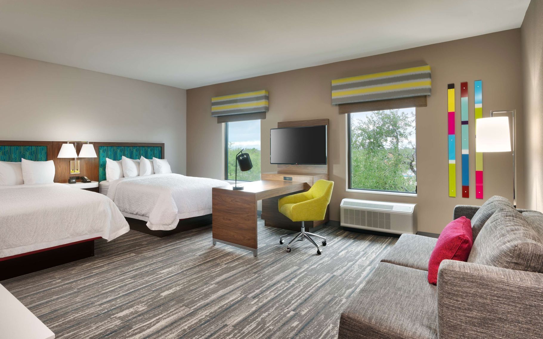 أغطية فراش متميزة وخزنة داخل الغرفة وستائر تعتيم وتجهيزات عازلة للصوت