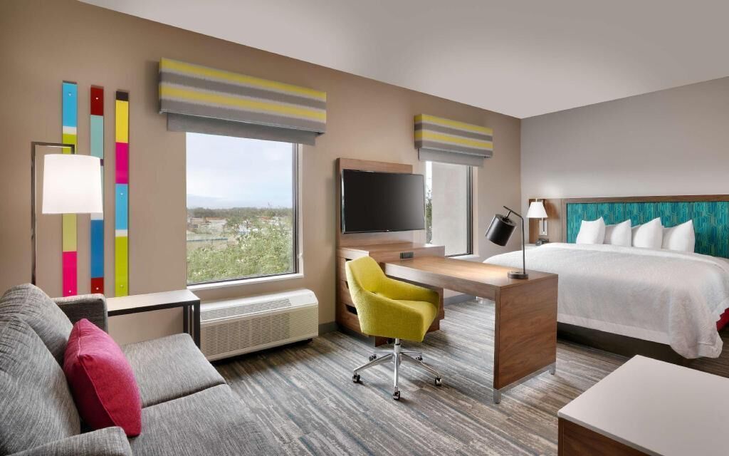 أغطية فراش متميزة وخزنة داخل الغرفة وستائر تعتيم وتجهيزات عازلة للصوت