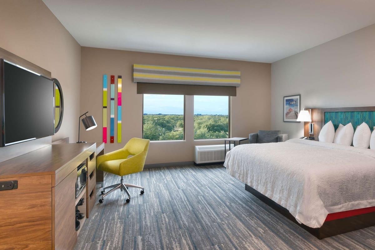 Premium bedding, in-room safe, blackout drapes, soundproofing