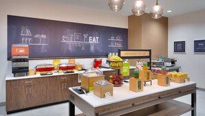 朝食 (ビュッフェ)、毎日提供 (無料)