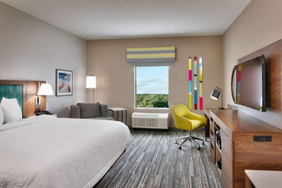 Ropa de cama de alta calidad y caja de seguridad en la habitación