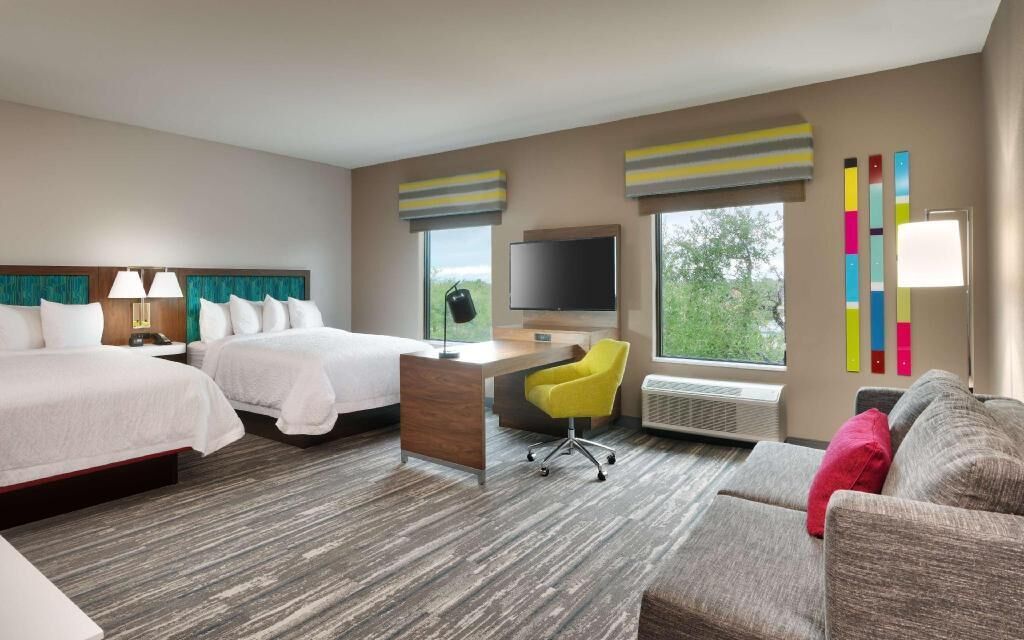 أغطية فراش متميزة وخزنة داخل الغرفة وستائر تعتيم وتجهيزات عازلة للصوت