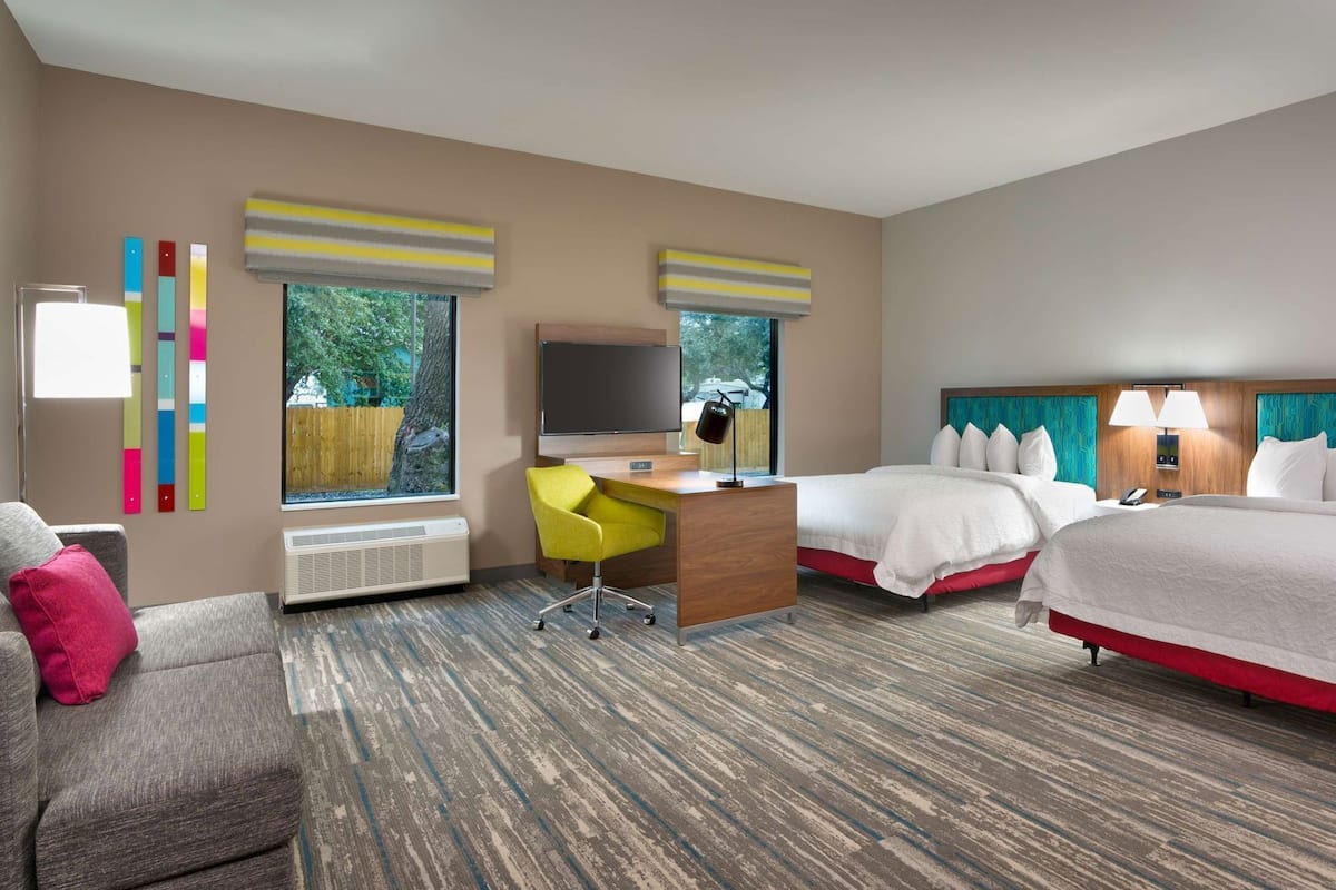 Ropa de cama de alta calidad y caja de seguridad en la habitación