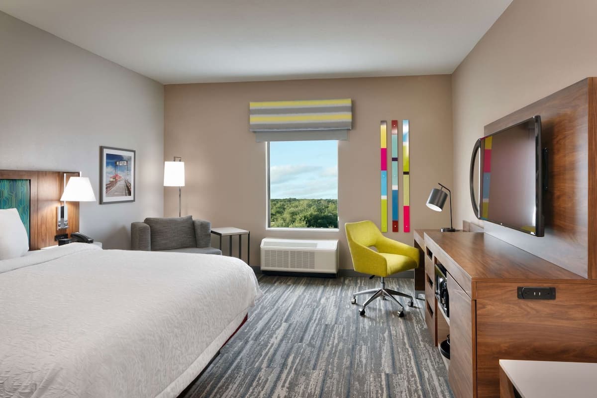 Premium bedding, in-room safe, blackout drapes, soundproofing