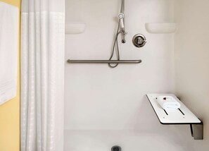 Combined shower/tub, free toiletries, hair dryer, towels
