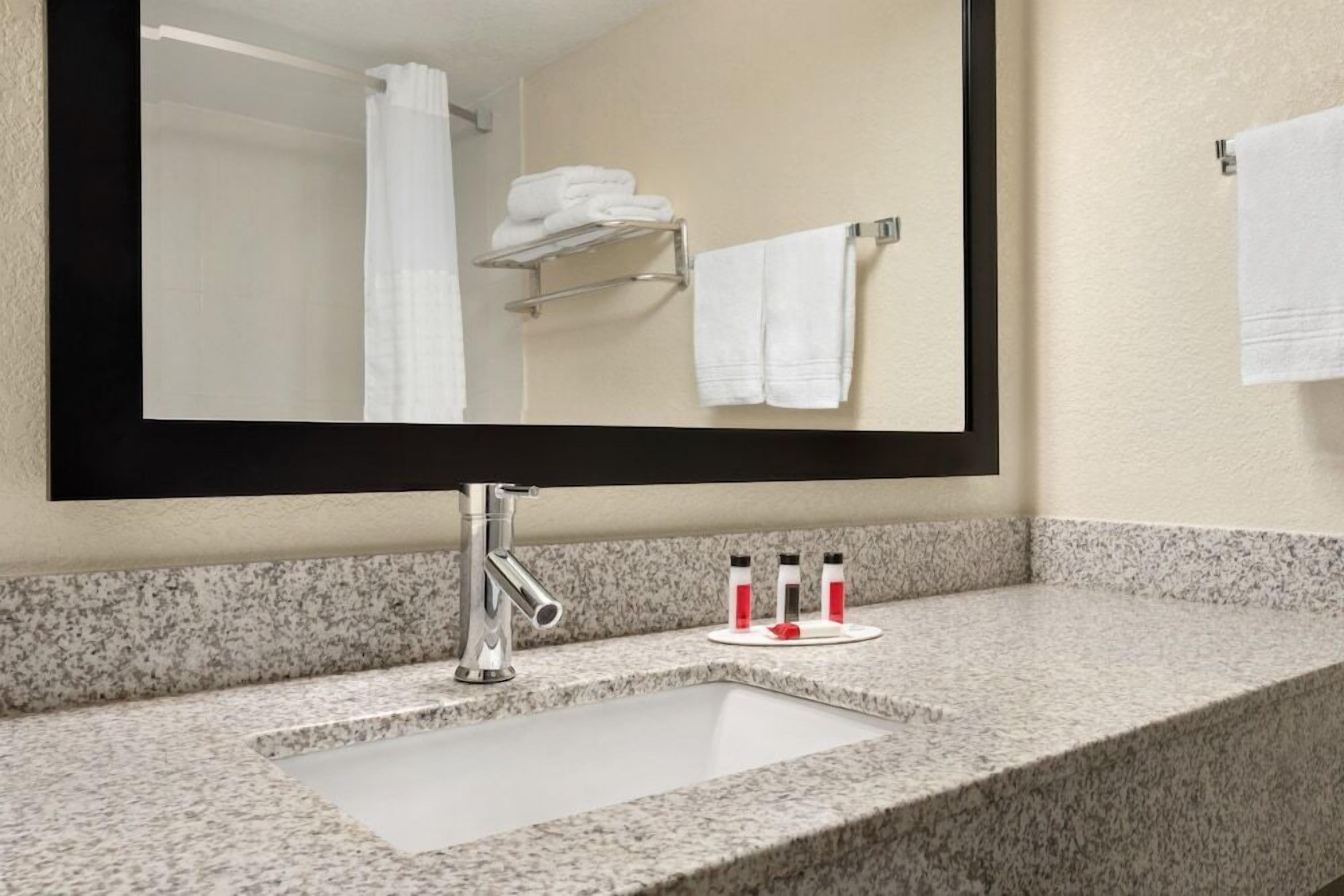 Baño | Tina con regadera, amenidades de baño gratuitas, secadora de cabello 
