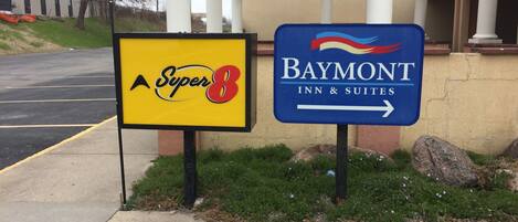 Letrero de Super8 y Baymont Inn & Suites.