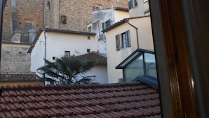 A view of a building with a dome and a tiled roof through an open window. - Hotel Relais Il Cestello (Florence)