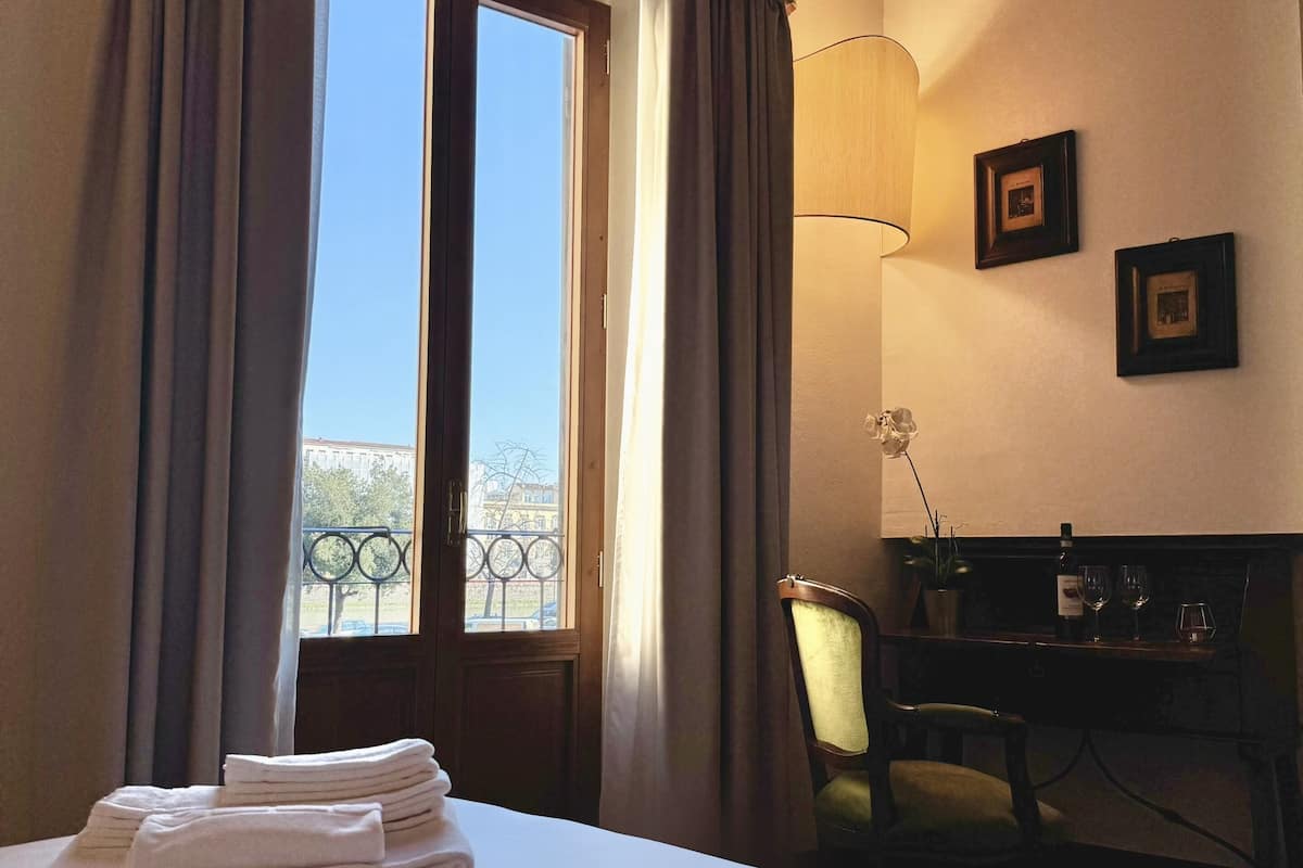 superior vista arno room | 1 bedroom, minibar, in-room safe, individually furnished