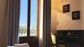 Superior Vista Arno Room | Minibar, in-room safe, individually furnished, desk