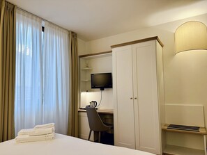 Executive Double or Twin Room | Minibar, in-room safe, individually furnished, desk - Hotel Relais Il Cestello (Florence)