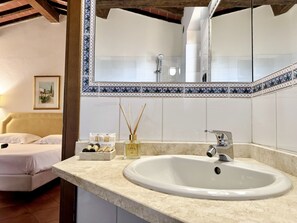 Triple Room | Bathroom | Deep soaking tub, rainfall showerhead, free toiletries, hair dryer