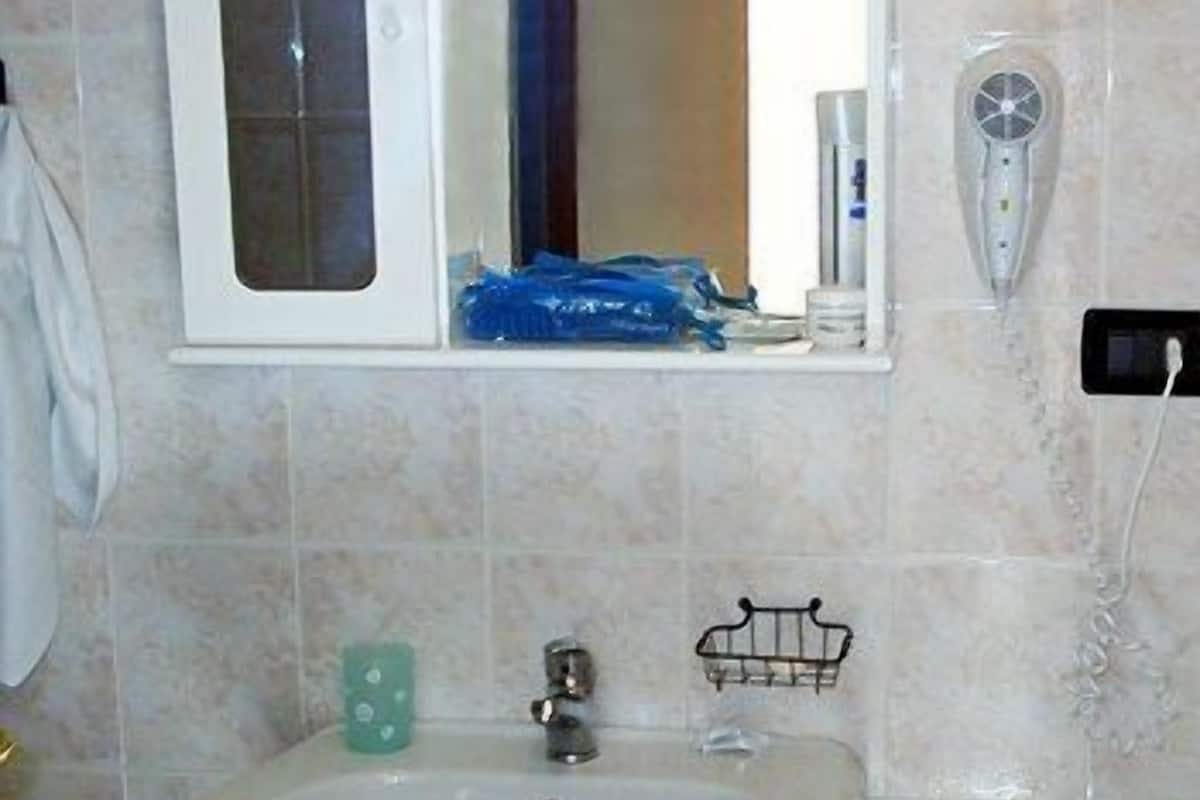 Bathroom sink