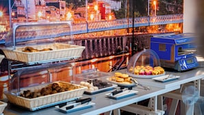 بوفيه فطور مجانًا يوميًا