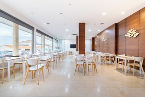 Free daily buffet breakfast - La Fontaine Hotel (Ovar)