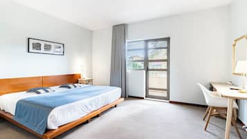 Quarto casal | Roupas de cama antialérgicas, frigobar, escrivaninha