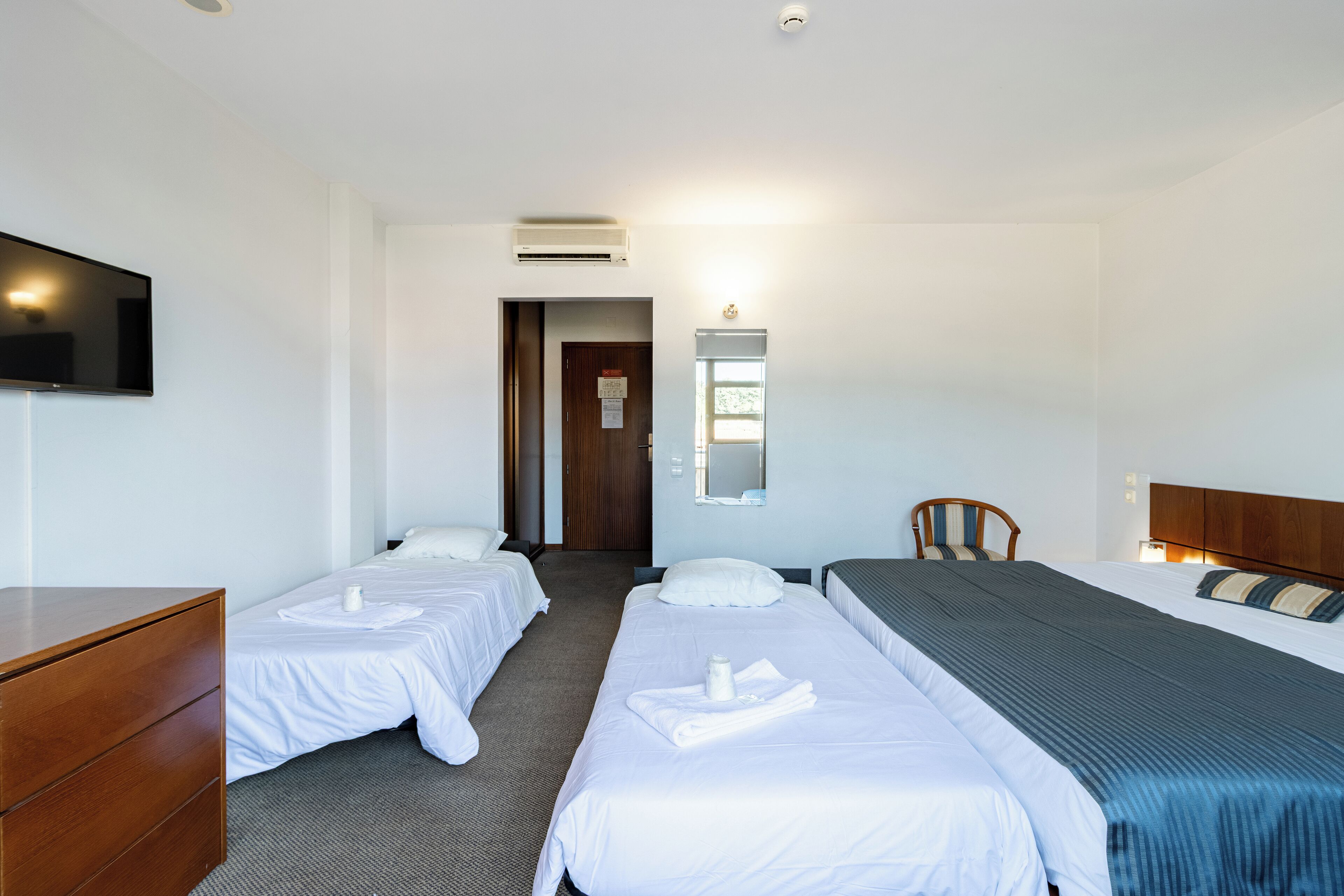 family room (2 adults + 2 children) | hypo-allergenic bedding, minibar, desk, soundproofing