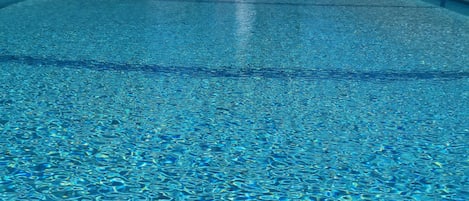 Una piscina al aire libre de temporada