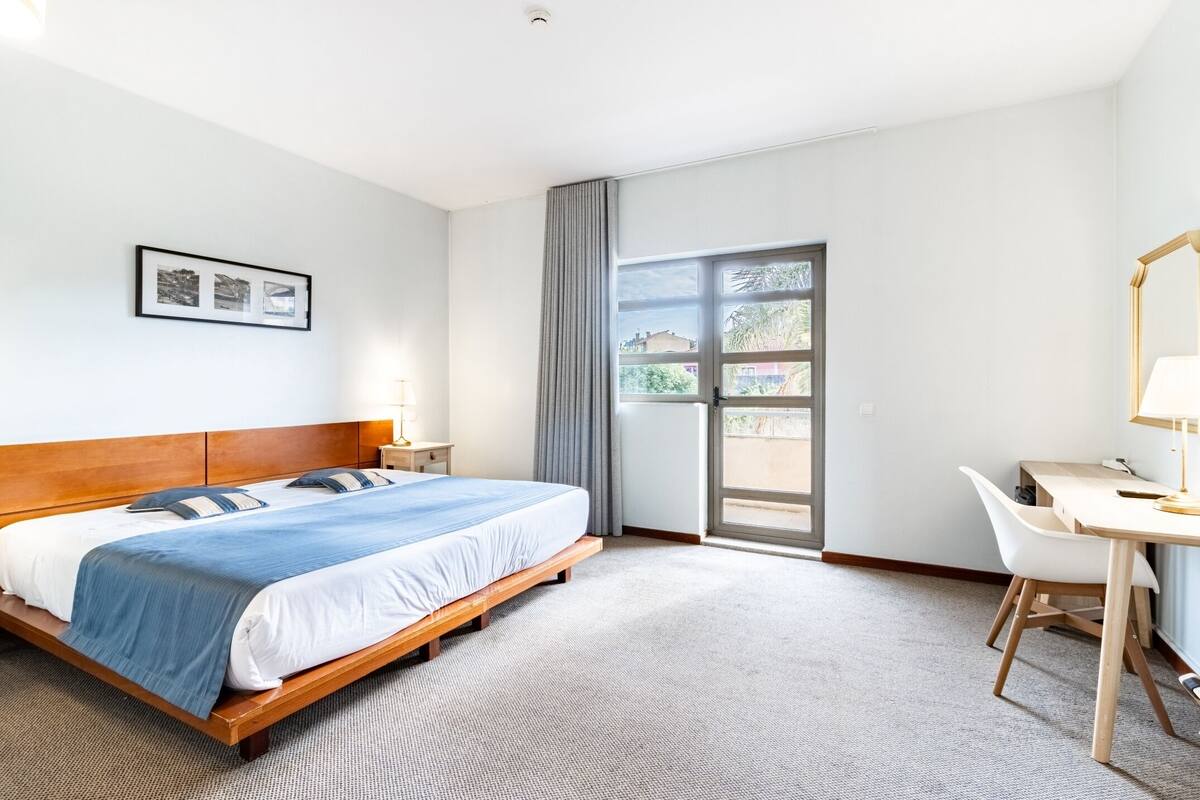 Hypo-allergenic bedding available, minibar, desk, soundproofing