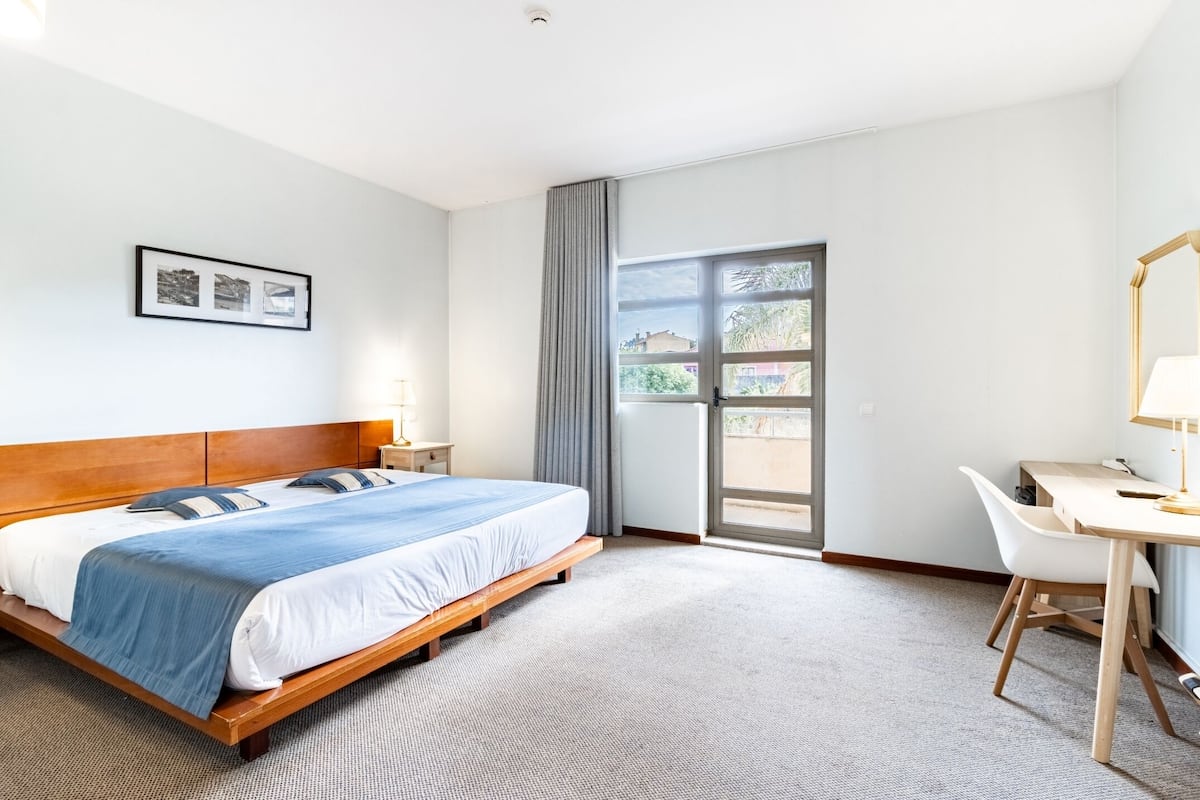 Hypo-allergenic bedding, minibar, desk, soundproofing