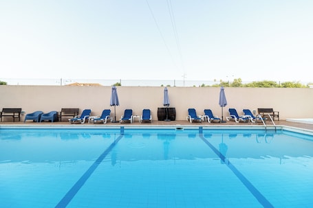 Una piscina al aire libre de temporada. La Fontaine Hotel