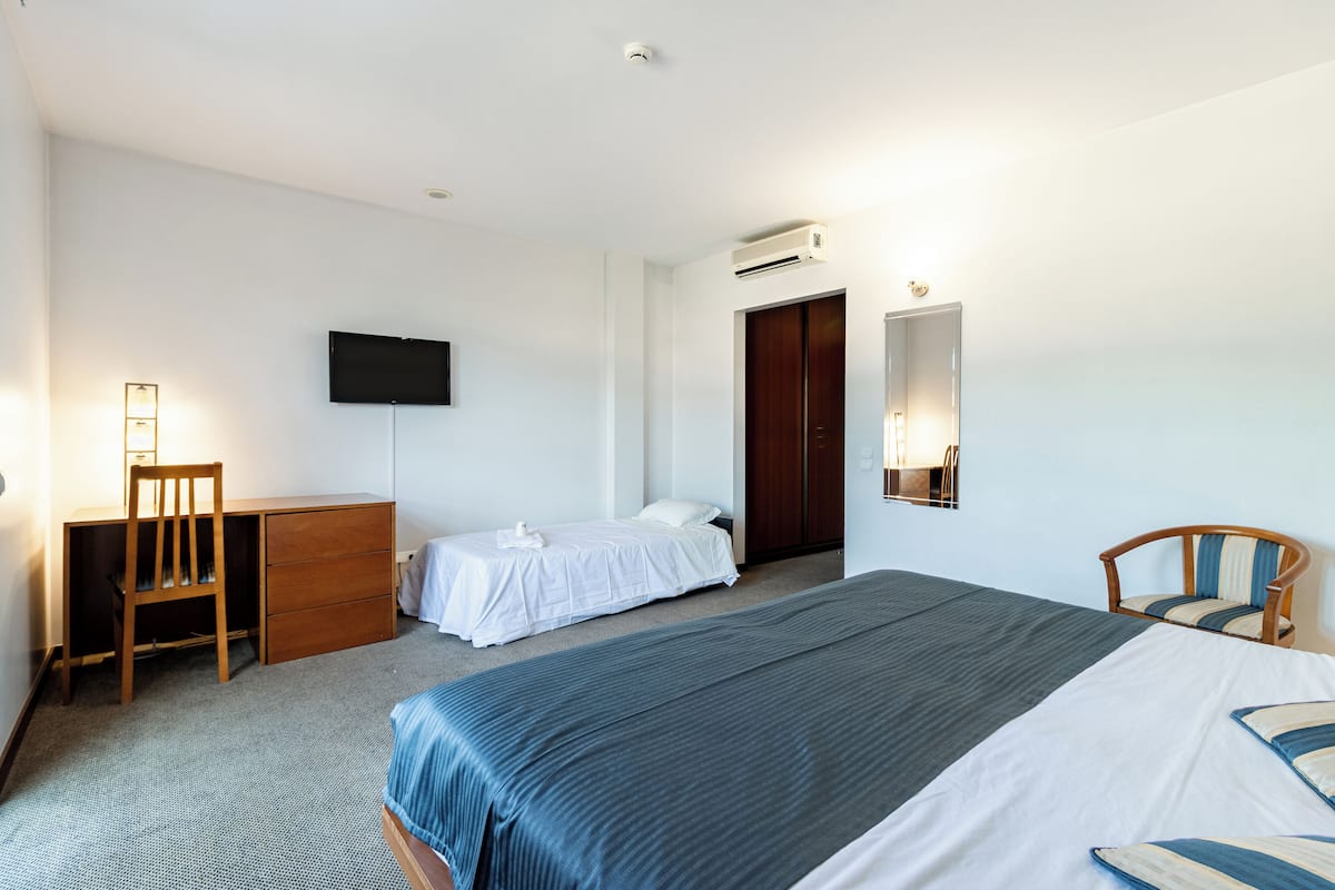 Familjerum (2 adults + 1 Child) | Allergitestade sängkläder, minibar, skrivbord och ljudisolering