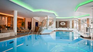 2 piscines couvertes, 4 piscines extérieures, parasols de plage