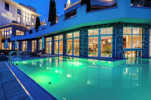 2 indoor pools, 4 outdoor pools, pool umbrellas, pool loungers