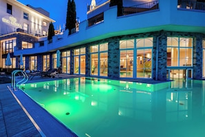2 indoor pools, 4 outdoor pools, pool umbrellas, pool loungers - Hotel Panorama Royal (Bad Haering)