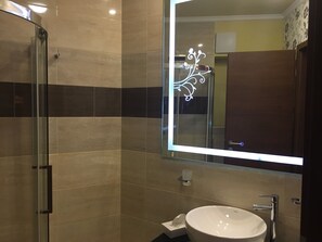 Shower, free toiletries, towels