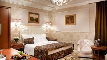 Deluxe kamer, 1 tweepersoonsbed | Een minibar, een kluis op de kamer, een bureau, gratis wifi