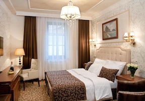 Minibar, in-room safe, desk, free WiFi