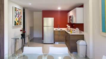 Suite superior, 2 habitaciones | Cocina privada | Frigorífico grande, microondas y cafetera o tetera